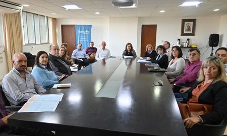 La ministra de Educación, Adriana Cantero se reunió con representantes docentes. La ministra de Educación, Adriana Cantero se reunió con representantes docentes.