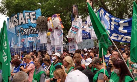 Los gremios docentes santafesinos insisten en ser convocados por la Provincia para reabrir la paritaria. Los gremios docentes santafesinos insisten en ser convocados por la Provincia para reabrir la paritaria.