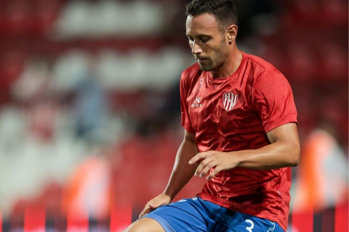 Corvalán llegó a la quinta amarilla y se pierde el partido ante Sarmiento. Corvalán llegó a la quinta amarilla y se pierde el partido ante Sarmiento.