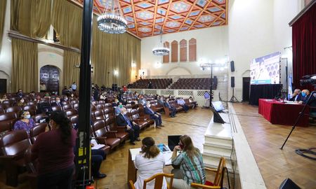 Los legisladores sesionar por primera vez fuera de la Legislatura. Los legisladores sesionar por primera vez fuera de la Legislatura.