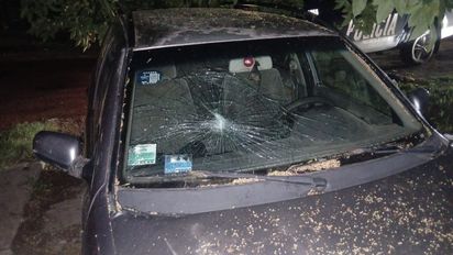 Furia en Barrio Schneider: discutió con su expareja, fue hasta la casa y le reventó el parabrisas del auto con un casco