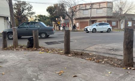 Vecinos de Candioti Norte piden intervención en la esquina de Güemes y Agustín Delgado tras la cantidad de accidentes. Vecinos de Candioti Norte piden intervención en la esquina de Güemes y Agustín Delgado tras la cantidad de accidentes.