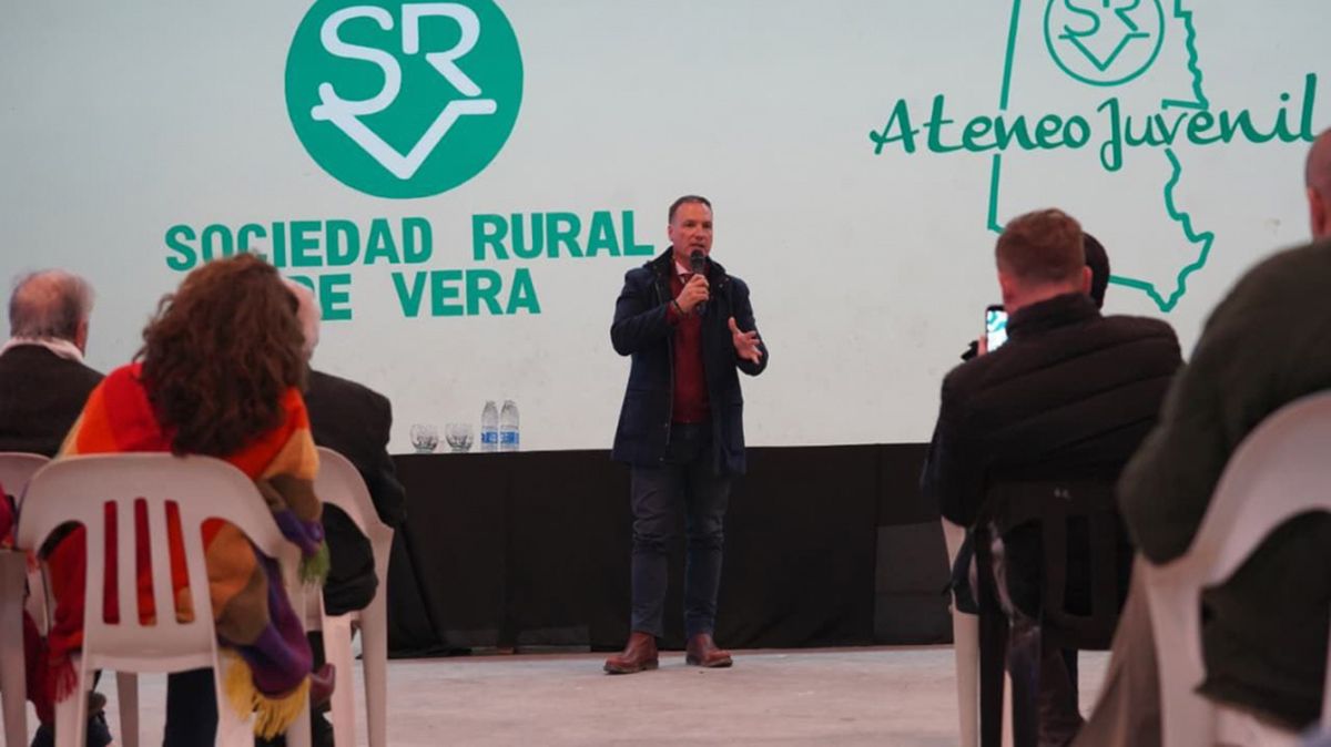 “El Niño no nos va a agarrar de brazos cruzados sino con obras terminadas y proyectos en marcha”, afirmó el ministro de Obras Públicas de Santa Fe, Lisandro Enrico.