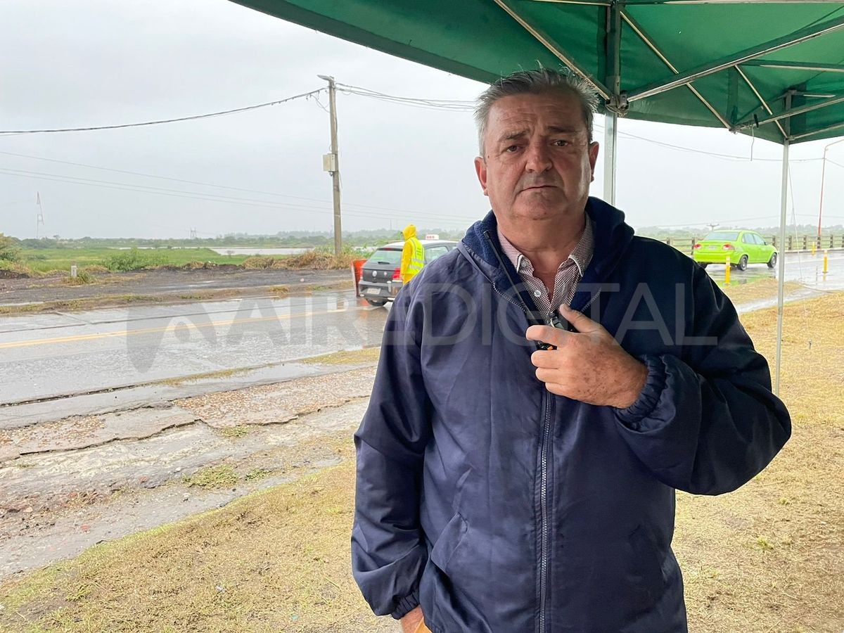 Marcos Bouvier, Director de Seguridad Ciudadana de Santo Tomé, en el primer día de intensas lluvias desde la habilitación del puente Bailey. Marcos Bouvier, Director de Seguridad Ciudadana de Santo Tomé, en el primer día de intensas lluvias desde la habilitación del puente Bailey.