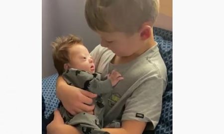 el amor de hermanos que todo lo puede: un nino que le canta a su hermano recien nacido con sindrome de down el amor de hermanos que todo lo puede: un nino que le canta a su hermano recien nacido con sindrome de down