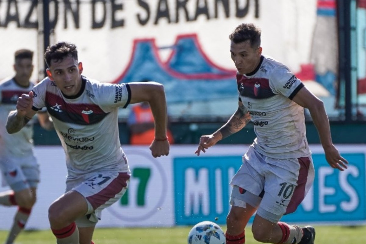 Hinchas de Colón se expresaron en las puertas del estadio de Arsenal.