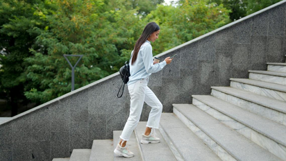 ¿Qué significa contar los escalones al subir una escalera, según la psicología?