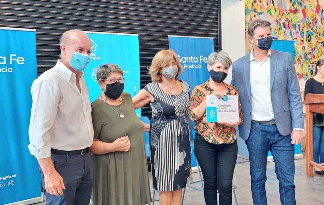 Este lunes se entregaron siete viviendas y 50 créditos para la construcción en Santa Fe.&nbsp;