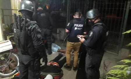 Usó a un bebé de escudo para tratar de evitar ser detenido por venta de drogas en Merlo Usó a un bebé de escudo para tratar de evitar ser detenido por venta de drogas en Merlo