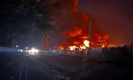 El incendio se desató pasadas las 21 del domingo y los vecinos debieron autoevacuarse. El incendio se desató pasadas las 21 del domingo y los vecinos debieron autoevacuarse.