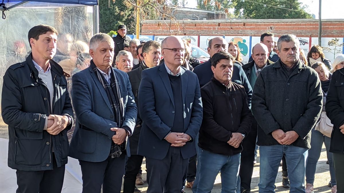 La inauguración contó con la presencia de múltiples funcionarios.