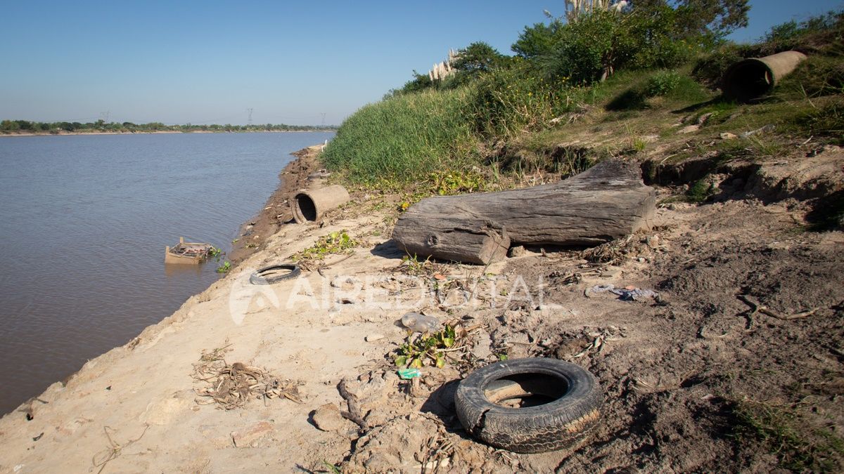 En la costa del Parque de la Constitución hay viejos neumáticos