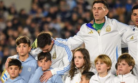 El momento de emoción de Lionel Messi junto a sus hijos durante el Himno Nacional. El momento de emoción de Lionel Messi junto a sus hijos durante el Himno Nacional.