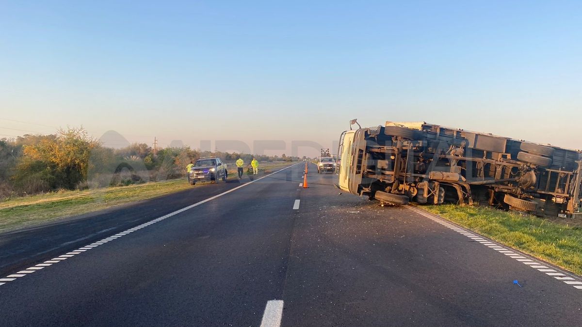 Personal policial y del corredor trabajan en la organización del tránsito.
