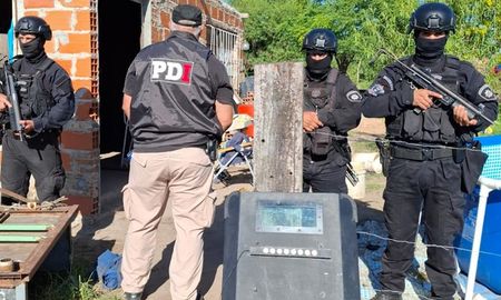 Los pesquisas de la PDI en uno de los domicilios allanados. Los pesquisas de la PDI en uno de los domicilios allanados.