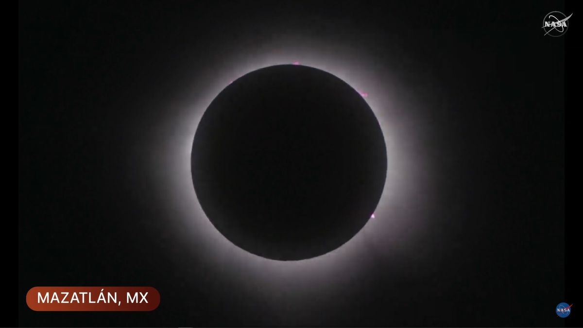 El Sol dejó ver con claridad su alta actividad durante la totalidad del eclipse este lunes 8 de abril. El Sol dejó ver con claridad su alta actividad durante la totalidad del eclipse este lunes 8 de abril.
