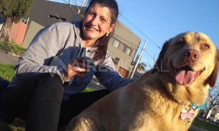 Daniela junto a su perra que luego falleció al comer carne con vidrio Daniela junto a su perra que luego falleció al comer carne con vidrio