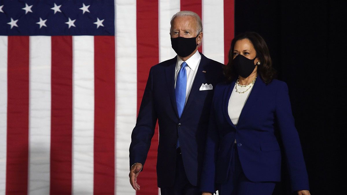 Joe Biden y su compañera de fórmula, Kamala Harris, durante el primer acto de campaña juntos.