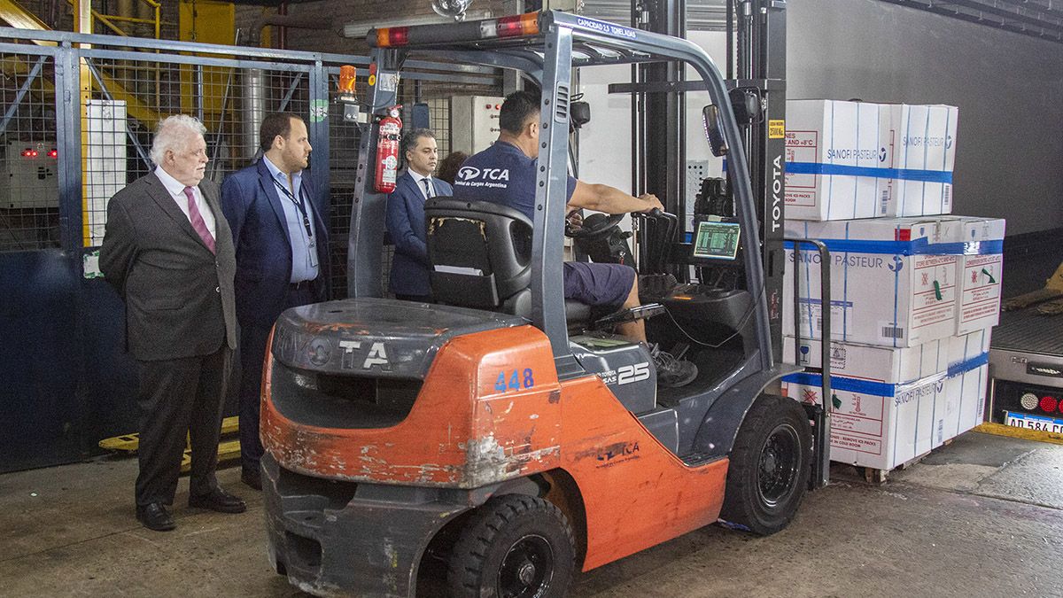 El ministro de Salud de la Nación, Ginés González García, presenció hoy el operativo por el que comenzaron a liberarse 12.400.000 dosis de vacunas que pertenecen al Calendario Nacional de Inmunizaciones. Las unidades permanecían embargadas en la Aduana del Aeropuerto Internacional de Ezeiza.