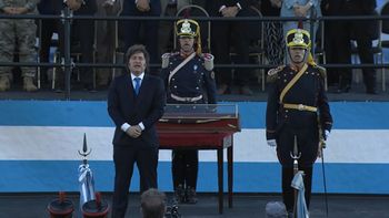 Milei entregó el sable corvo de San Martín a los Granaderos en San Lorenzo