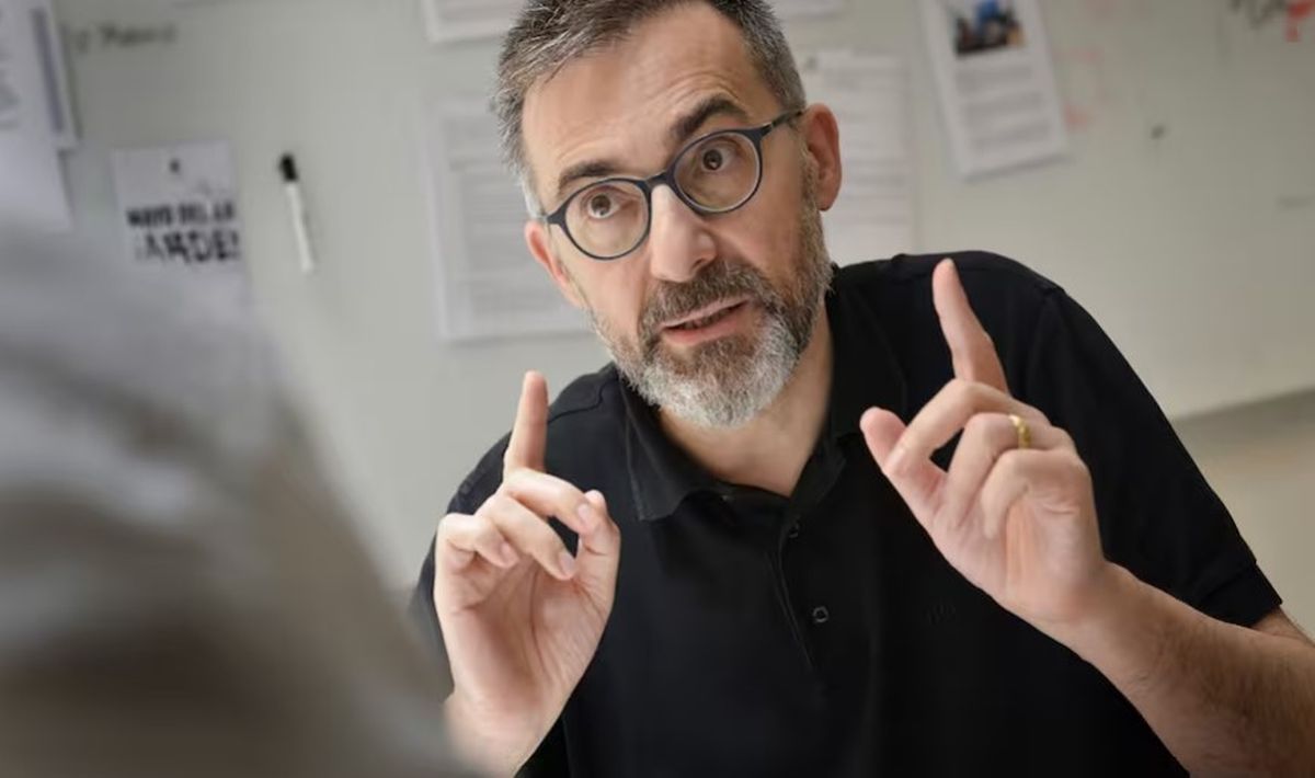 “Hay encuestas, pero falta mucho para el balotaje, lo primero es octubre”, sostiene desde su oficina en el búnker de campaña de Unión por la Patria el catalán Antoni Gutiérrez Rubí. “Hay encuestas, pero falta mucho para el balotaje, lo primero es octubre”, sostiene desde su oficina en el búnker de campaña de Unión por la Patria el catalán Antoni Gutiérrez Rubí.