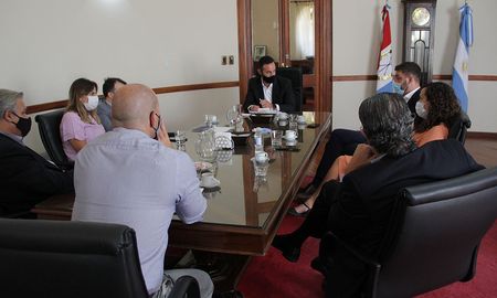 La reunión fue presidida por el ministro de Gobierno, Roberto Sukerman; mientras que en representación del Socialismo asistieron el secretario general del partido y diputado nacional Enrique Estévez, el secretario adjunto, Rubén Galassi, los y la diputada provincial Joaquín Blanco, Pablo Farías y Lionela Cattalini, y la concejala de Santa Fe, Laura Mondino. La reunión fue presidida por el ministro de Gobierno, Roberto Sukerman; mientras que en representación del Socialismo asistieron el secretario general del partido y diputado nacional Enrique Estévez, el secretario adjunto, Rubén Galassi, los y la diputada provincial Joaquín Blanco, Pablo Farías y Lionela Cattalini, y la concejala de Santa Fe, Laura Mondino.