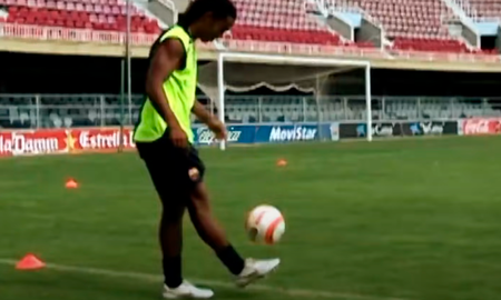 El video en cuestión fue tan viral que 16 años atrás alcanzó en poco tiempo más de 1 millón de reproducciones, récord absoluto en un incipiente Youtube, Ronaldinho movía masas y hasta el día de hoy es amado en el mundo entero. El video en cuestión fue tan viral que 16 años atrás alcanzó en poco tiempo más de 1 millón de reproducciones, récord absoluto en un incipiente Youtube, Ronaldinho movía masas y hasta el día de hoy es amado en el mundo entero.