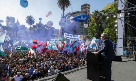 El primer objetivo es recuperar la economía, poner en marcha la industria y llenarla de trabajadores, postuló el presidente en el acto realizado en Buenos Aires. El primer objetivo es recuperar la economía, poner en marcha la industria y llenarla de trabajadores, postuló el presidente en el acto realizado en Buenos Aires.