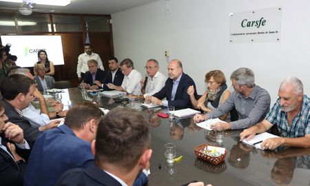 El gobernador Omar Perotti y los legisladores se reunieron con entidades del campo por la sequía. El gobernador Omar Perotti y los legisladores se reunieron con entidades del campo por la sequía.