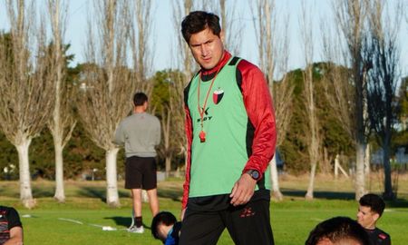 La primera foto de Ezequiel Medrán con el buzo de entrenador de Colón. La primera foto de Ezequiel Medrán con el buzo de entrenador de Colón.