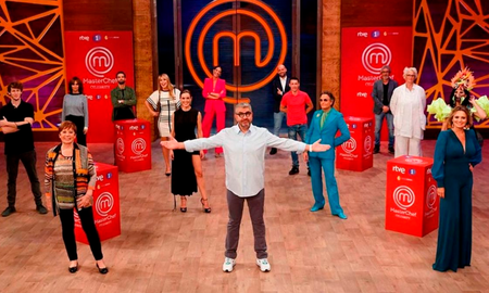 Serán 20 famosos los que participarán en el certamen de cocina de TV Azteca y tendrá una duración de 18 episodios, en los que los concursantes lucharán para ganarse el titulo de Master Chef, demostrando que son el mejor cocinero del medio del espectáculo. Serán 20 famosos los que participarán en el certamen de cocina de TV Azteca y tendrá una duración de 18 episodios, en los que los concursantes lucharán para ganarse el titulo de Master Chef, demostrando que son el mejor cocinero del medio del espectáculo.
