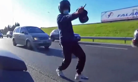 Impactante robo en vivo: dos motochorros asaltaron a un grupo de jóvenes en plena Panamericana Impactante robo en vivo: dos motochorros asaltaron a un grupo de jóvenes en plena Panamericana