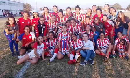 Las chicas de Unión cerraron una campaña brillante con 11 triunfos y solo dos empates. Marcaron 60 goles y recibieron 5. Las chicas de Unión cerraron una campaña brillante con 11 triunfos y solo dos empates. Marcaron 60 goles y recibieron 5.