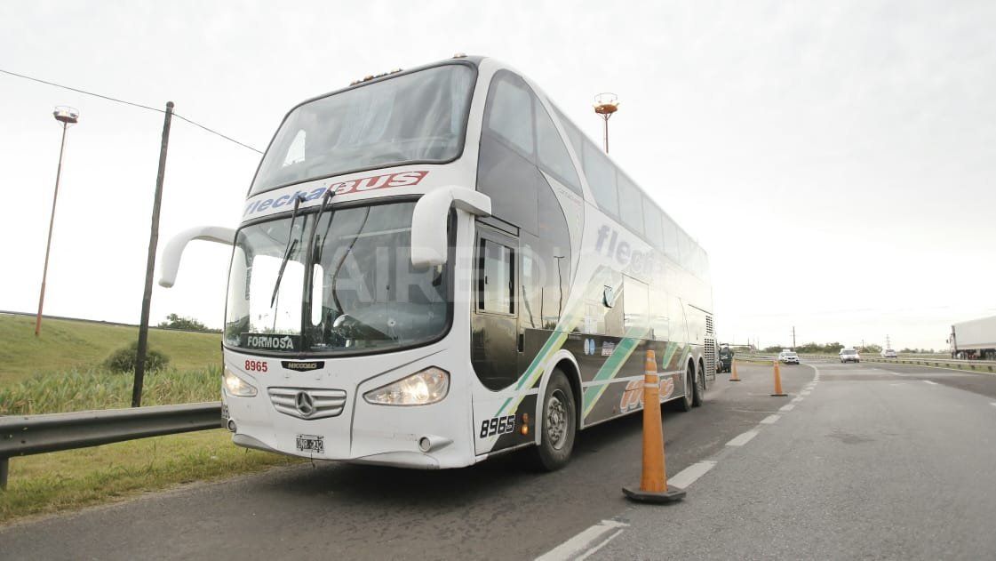 Un colectivo de Flecha Bus&nbsp;que viajaba desde Mendoza hacia Formosa fue atacado a balazos este lunes en el ingreso a Santa Fe.