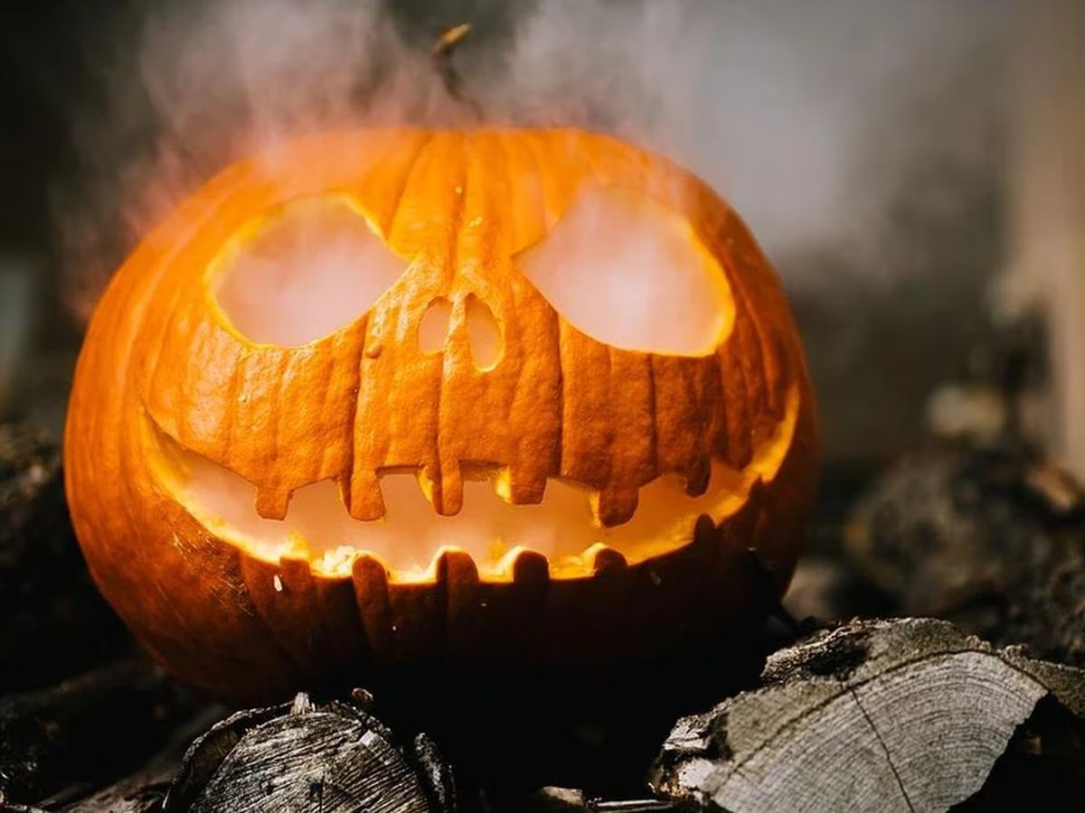 Las calabazas de Halloween son una forma divertida y original de decorar tu casa para la ocasión.  Las calabazas de Halloween son una forma divertida y original de decorar tu casa para la ocasión.