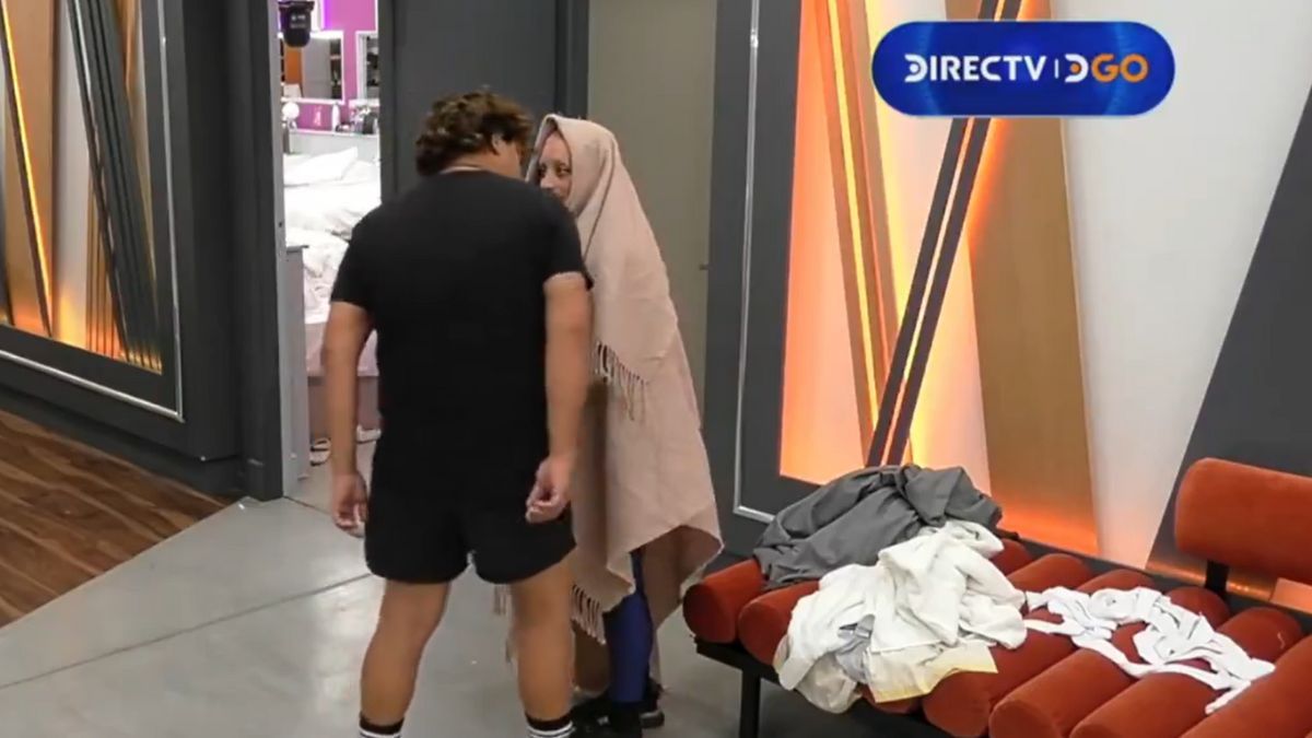 El apasionado beso entre Furia y Emmanuel.