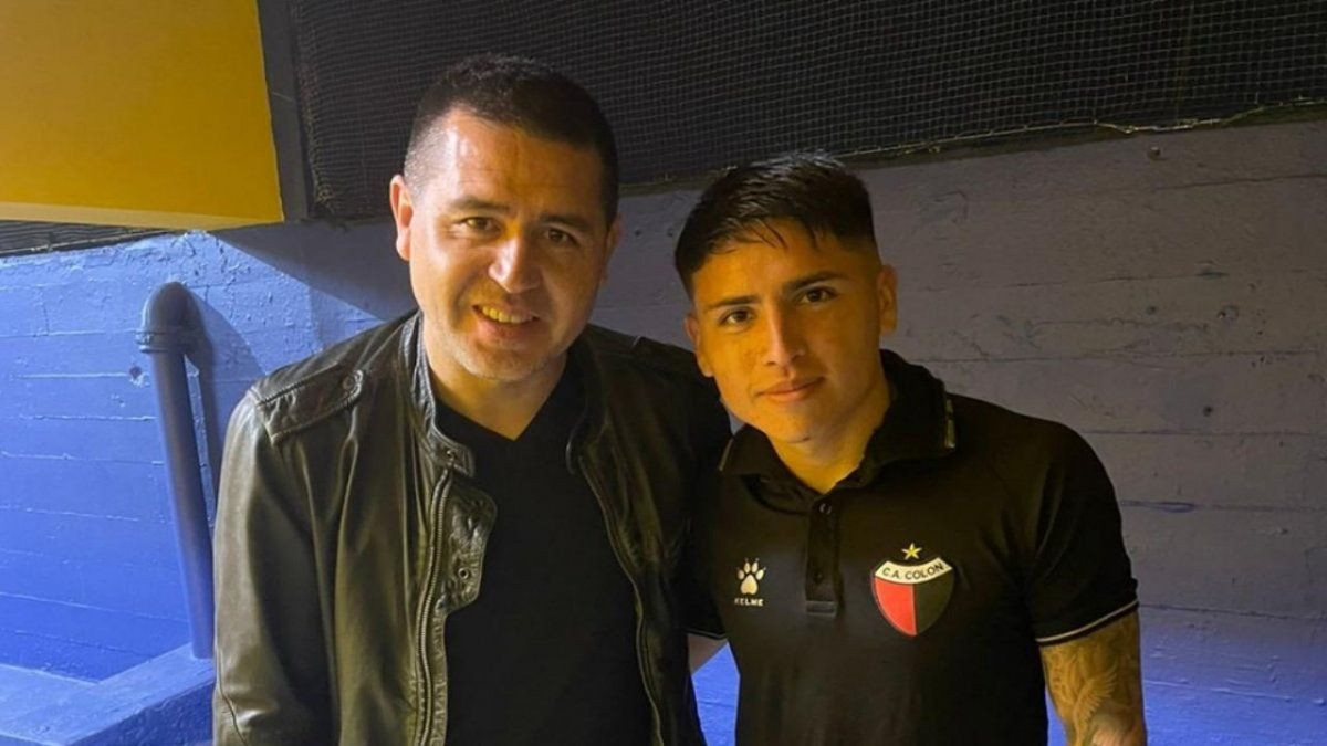 Juan Rom&aacute;n Riquelme, vicepresidente de Boca, tiene como prioridad la contrataci&oacute;n de Facundo Far&iacute;as, delantero de Col&oacute;n.
