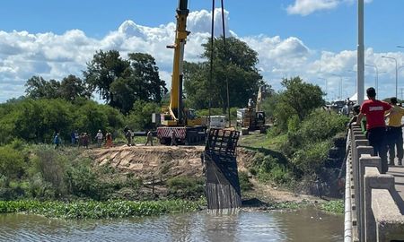 Así retiraban el camión hundido en el arroyo Miní. Trabajan en la búsqueda del conductor, buzos tácticos, personal policial y bomberos zapadores. Así retiraban el camión hundido en el arroyo Miní. Trabajan en la búsqueda del conductor, buzos tácticos, personal policial y bomberos zapadores.