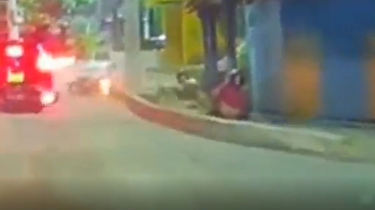 La víctima cayó a varios metros de su moto luego de chocar al delincuente.