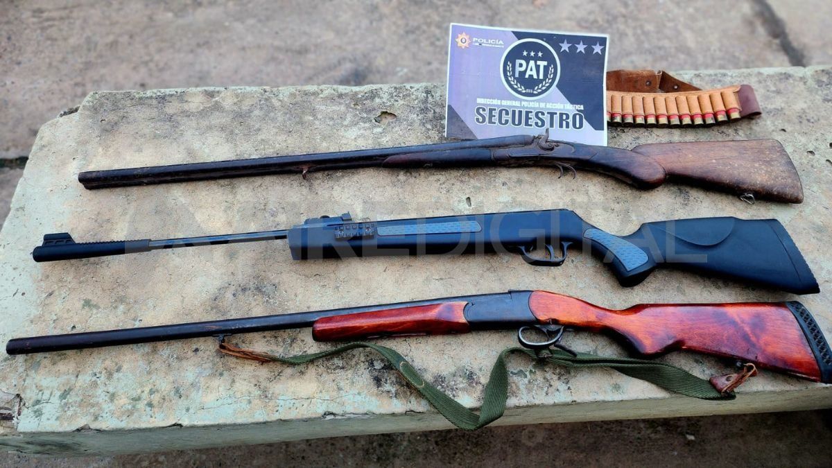 Dos escopetas y un rifle secuestraron en la casa del hombre ubicada en el barrio Santa Marta, ciudad de Santa Fe. Dos escopetas y un rifle secuestraron en la casa del hombre ubicada en el barrio Santa Marta, ciudad de Santa Fe.