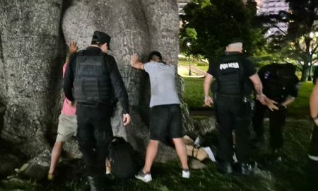 En uno de los casos, en la zona de avenida Belgrano y Rioja, se detuvo a dos cuidacoches, de los cuales uno en principio se resistió a ser llevado a la comisaría, forcejeó con los agentes e intentó agredirlos. En uno de los casos, en la zona de avenida Belgrano y Rioja, se detuvo a dos cuidacoches, de los cuales uno en principio se resistió a ser llevado a la comisaría, forcejeó con los agentes e intentó agredirlos.