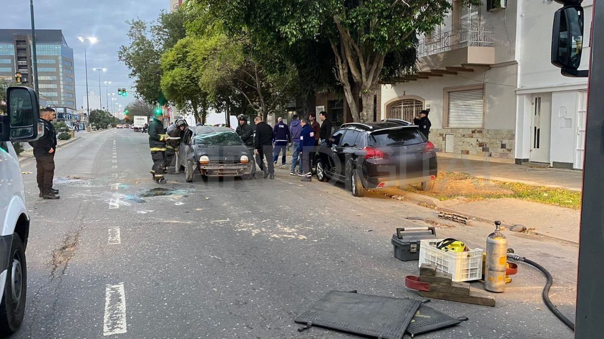 Ciudad de Santa Fe: un auto terminó volcado tras chocar a otro que estaba estacionado