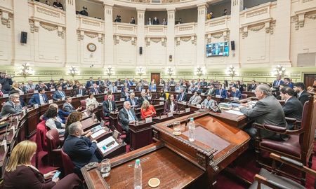 El dirigente de la UCR Felipe Michlig fue elegido como presidente de la Convención reformadora de la Constitución de Santa Fe. El dirigente de la UCR Felipe Michlig fue elegido como presidente de la Convención reformadora de la Constitución de Santa Fe.