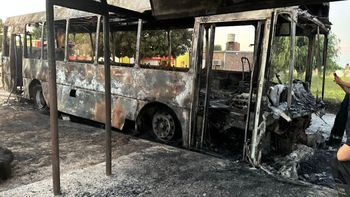 El incendio del colectivo se desató alrededor de las 5 de la mañana en el norte de Santa Fe.