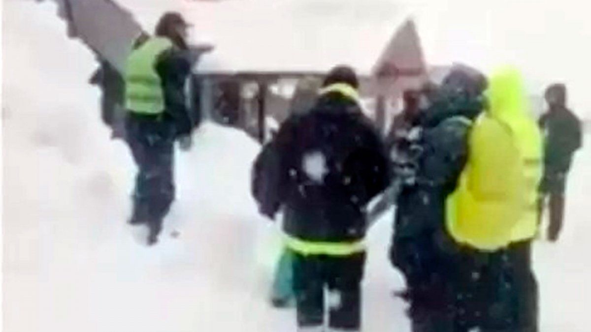 Rescataron a un niño que se encontraba atrapado bajo dos metros de nieve en Bariloche