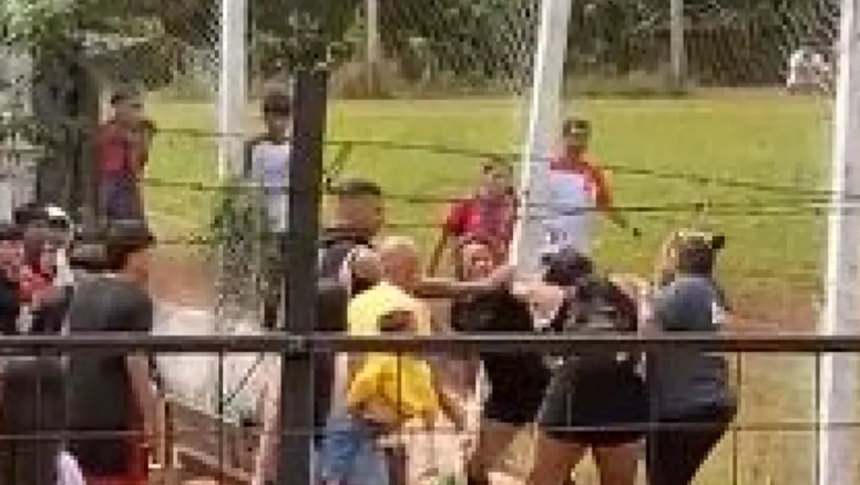 Entró a la cancha, abofeteó a un rival de su hijo y desató un escándalo en pleno partido infantil