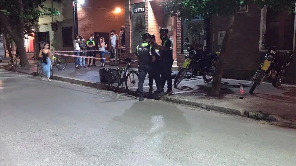 El femicidio y posterior suicidio se produjeron anoche en plena vía pública