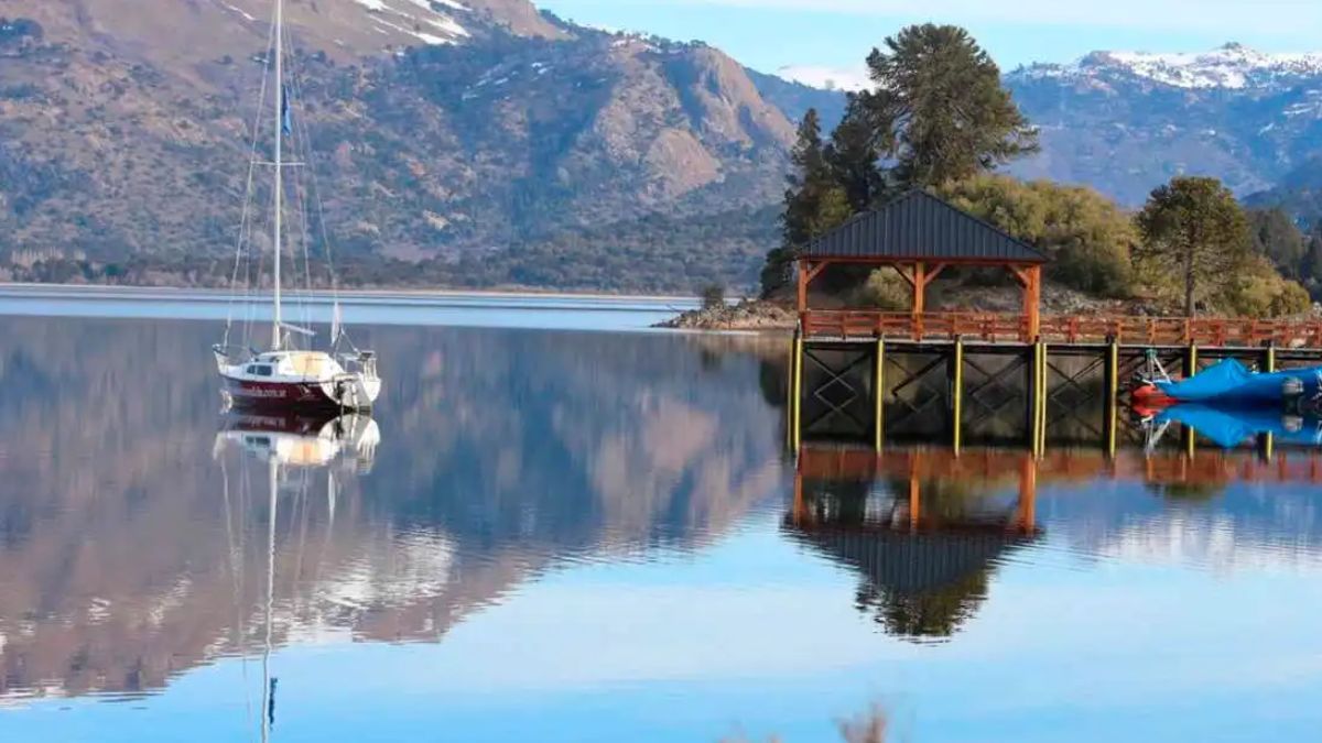 La arena volcánica de la costa retiene la temperatura superficial durante más tiempo, permitiendo que las actividades de playa se extiendan incluso cuando cae el sol en la cordillera. La arena volcánica de la costa retiene la temperatura superficial durante más tiempo, permitiendo que las actividades de playa se extiendan incluso cuando cae el sol en la cordillera.