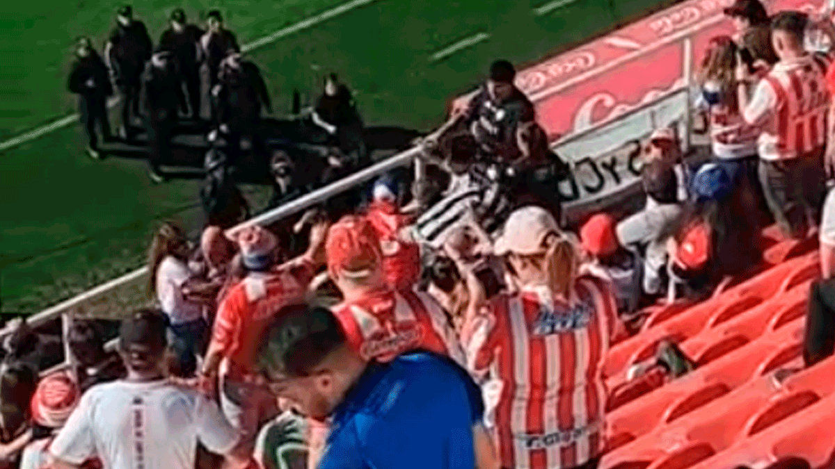 Un grupo de entre 6 hinchas (3 personas de cada lado) comenzaron a discutir, pero el debate pasó a otro nivel y se agarraron a las piñas delante del resto de los hinchas que esperaba el inicio del partido en el estadio