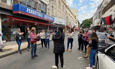Censistas reclamaron frente a las oficinas del Ipec por falta de pago. Censistas reclamaron frente a las oficinas del Ipec por falta de pago.